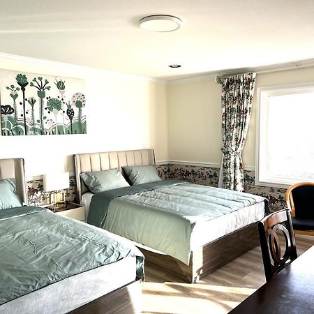 Master Bedroom With Two Queen Sized Bed Richmond Exterior foto